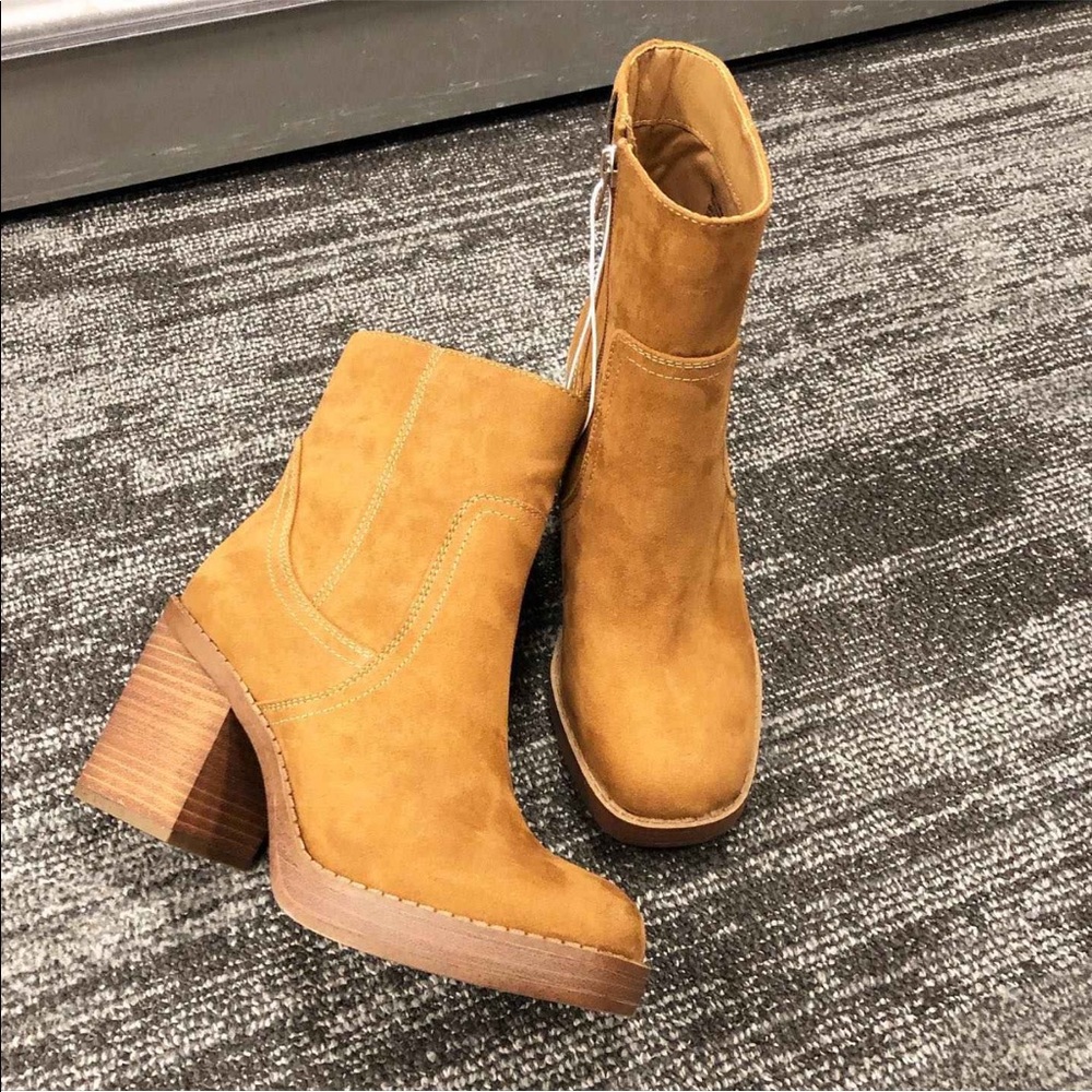 NWT Universal Thread Women’s Lilyan Platform Boots Cognac Brown